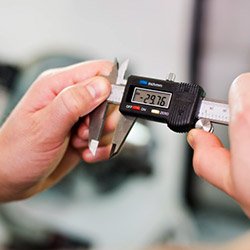 Personal del Área de Metrología realizando una calibración del Instrumento de Medición Vernier