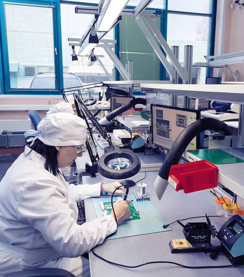 Reparando equipos de laboratorio en Comsurlab